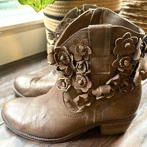 Sheridan Mia floral detail leather boots